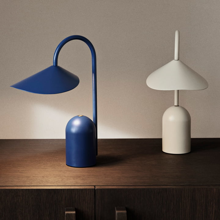 Arum Akku LED-Tischleuchte, hellblau und cashmere von ferm Living