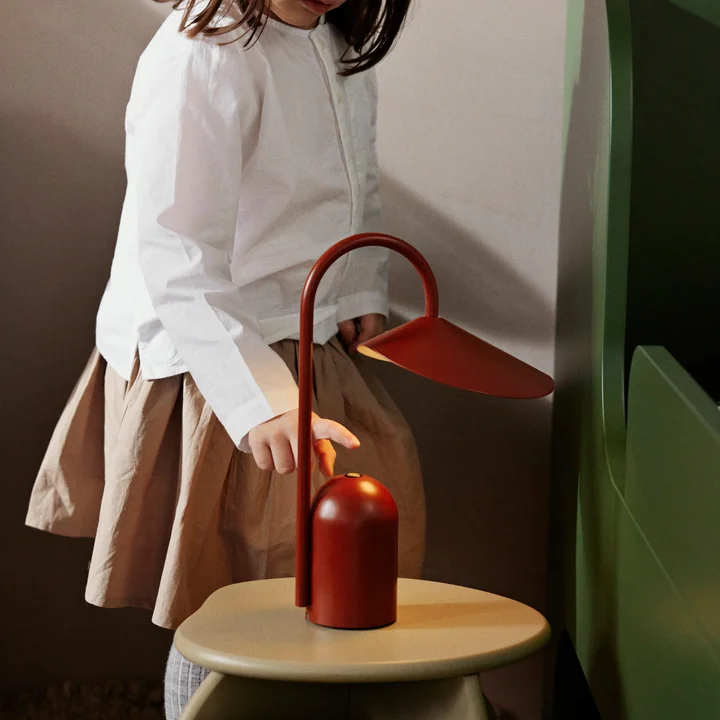 Arum Akku LED-Tischleuchte, rot von Ferm Living