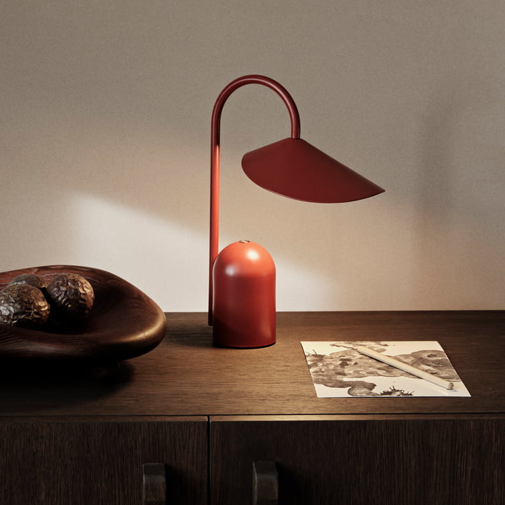 Arum Akku LED-Tischleuchte, rot von ferm Living