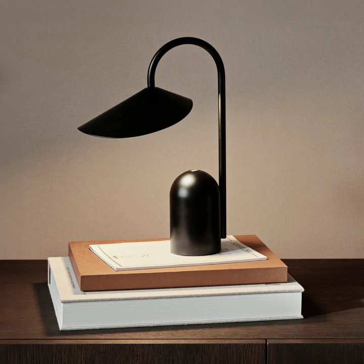 Arum Akku LED-Tischleuchte, schwarz von Ferm Living