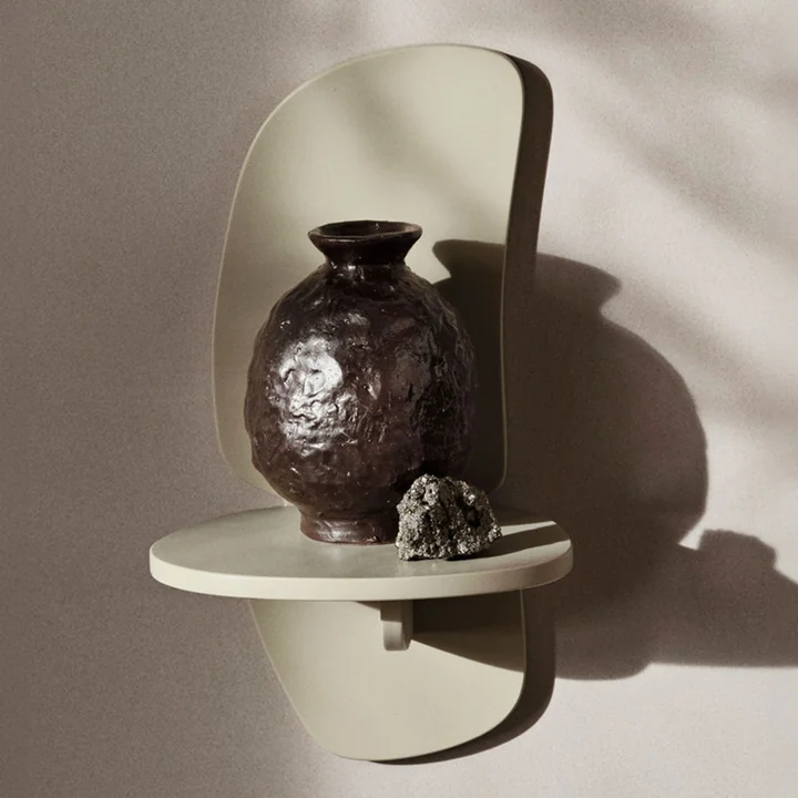 Doro Vase und Pilu Wandablage, H40, cashmere von Ferm Living