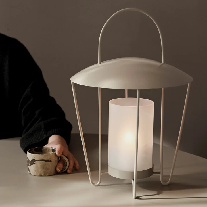 Ryu Geschirr und Abri Laterne, cashmere von Ferm Living