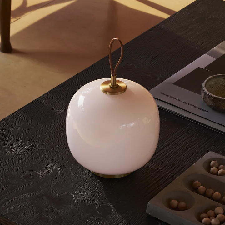 Louis Poulsen - VL45 Radiohus Portable LED Tischleuchte, messing / glossy pale rose