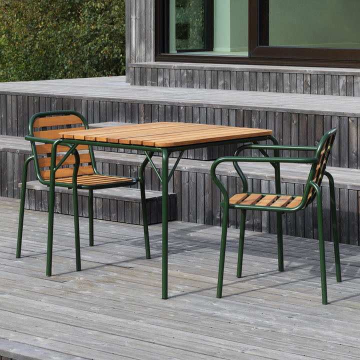 Normann Copenhagen - Vig Armlehnstuhl, dunkelgrün / robinie mit Tisch