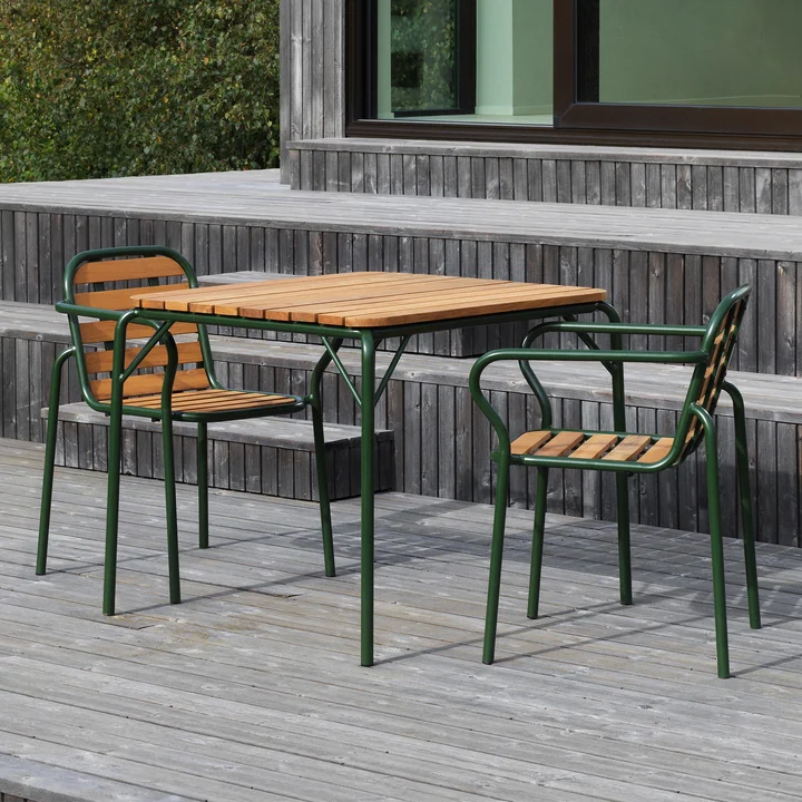 Normann Copenhagen - Vig Armlehnstuhl, dunkelgrün / robinie mit Tisch