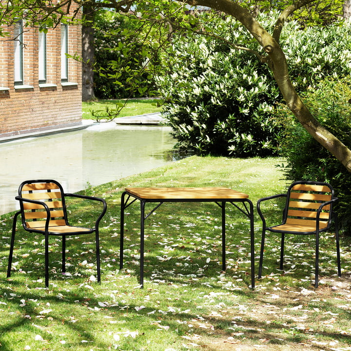 Normann Copenhagen - Vig Armlehnstuhl, schwarz / robinie mit Tisch