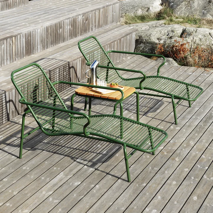 Normann Copenhagen - Vig Liegestuhl, dunkelgrün, Beistelltisch, dunkelgrün / robinie