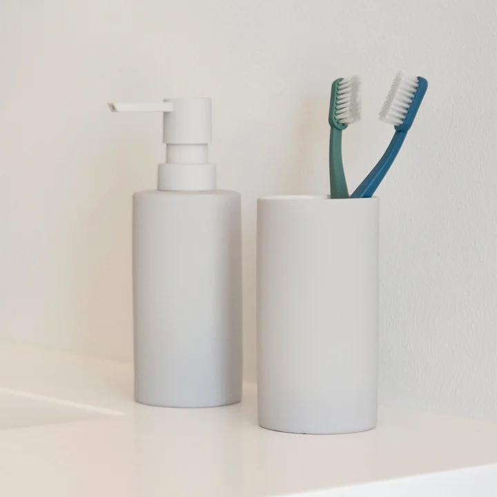 Zone Denmark - Solo Zahnputzbecher und Seifenspender, soft grey
