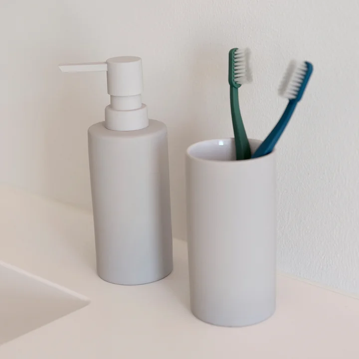 Zone Denmark - Solo Zahnputzbecher und Seifenspender, soft grey