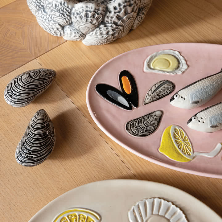 &klevering - Salz- und Pfefferstreuer, Mussel, schwarz