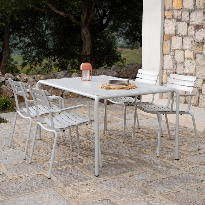 HOUE - Avanti Outdoor Esstisch, 153 x 98 cm, muted white, Alua Outdoor Dining Armlehnstuhl