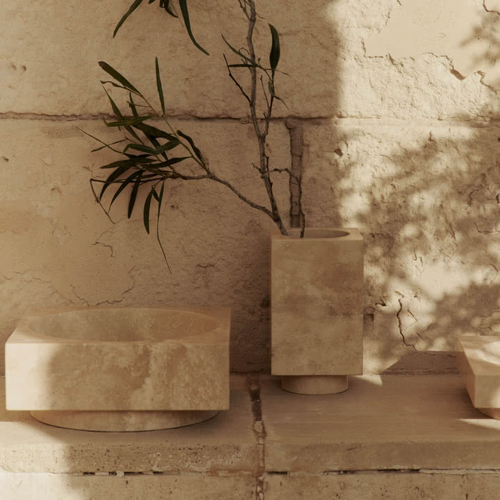 Ferm Living - Hew Dekoschale, H 11 cm und Hew Vase, Travertin