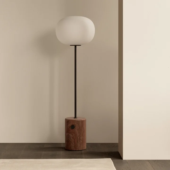 Audo - JWDA Stehleuchte, Travertin rot / Messing brüniert, H 130 cm
