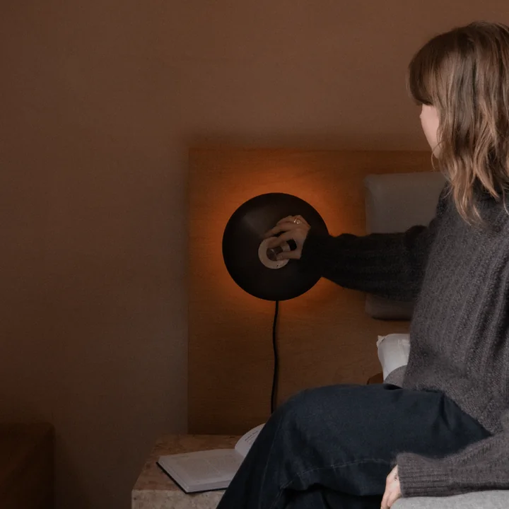 Audo - Reverse LED Wandleuchte, Ø 24 x H 15,5 cm, Messing brüniert / Travertin-Stein