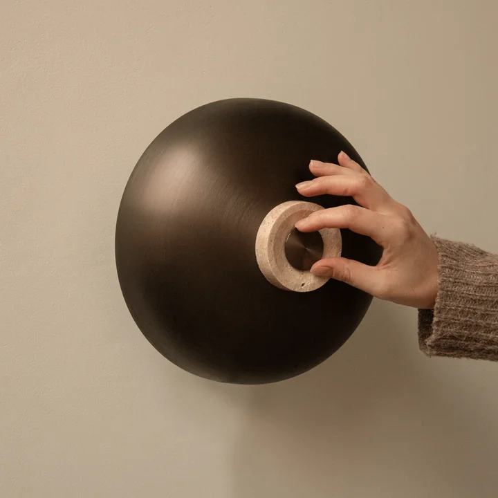 Audo - Reverse LED Wandleuchte, Ø 24 x H 15,5 cm, Messing brüniert / Travertin-Stein (fest verdrahtet)