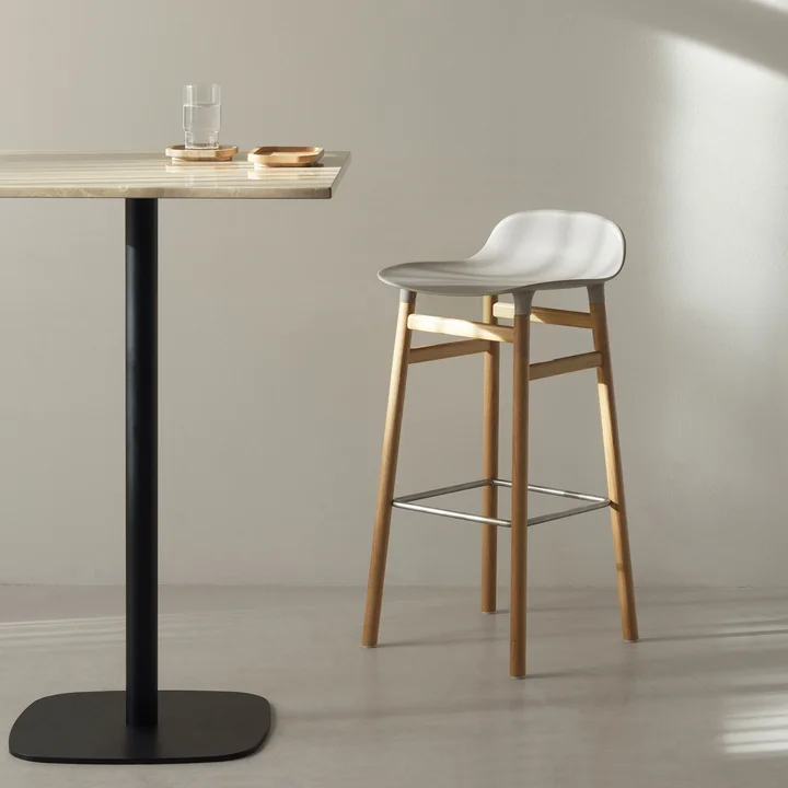 Form Barhocker 75 cm, Gestell Eiche von Normann Copenhagen
