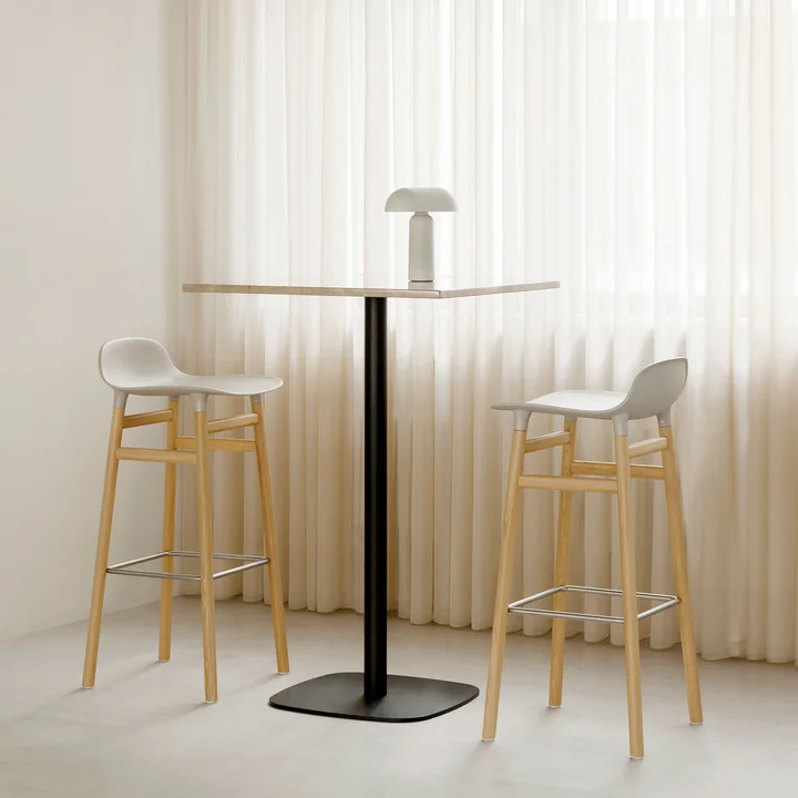 Form Barhocker 75 cm, Gestell Eiche von Normann Copenhagen