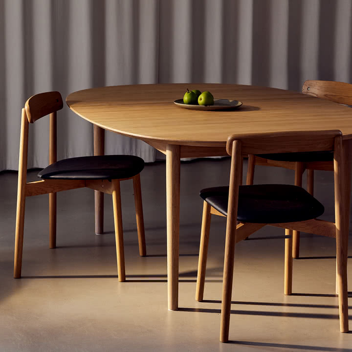 Andersen Furniture - Unite Stuhl, Eiche weiß pigmentiert / schwarz (PU)