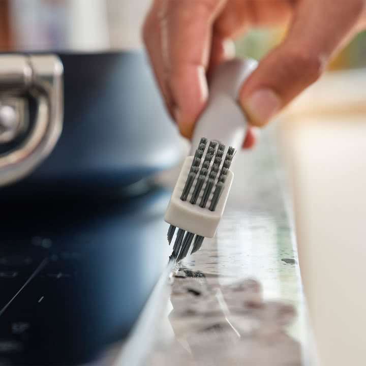 Joseph Joseph - CleanTech 3-in-1 Kleine Reinigungsbürste mit Griff, light stone