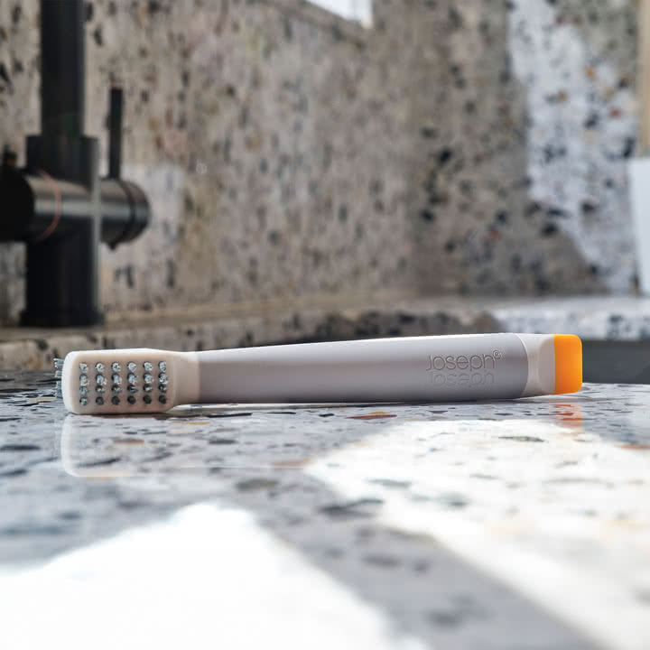 Joseph Joseph - CleanTech 3-in-1 Kleine Reinigungsbürste mit Griff, light stone