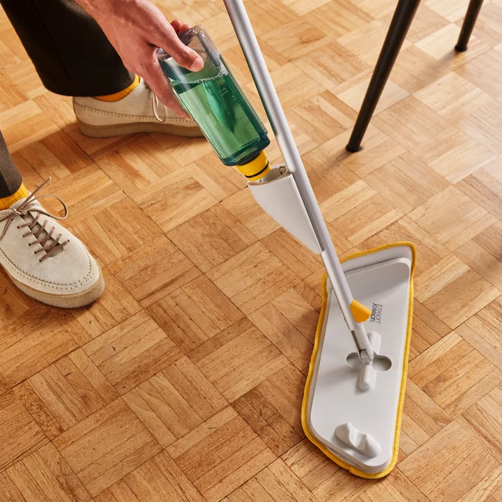 Joseph Joseph - CleanTech Sprühmop mit Scheuerschwamm, light stone