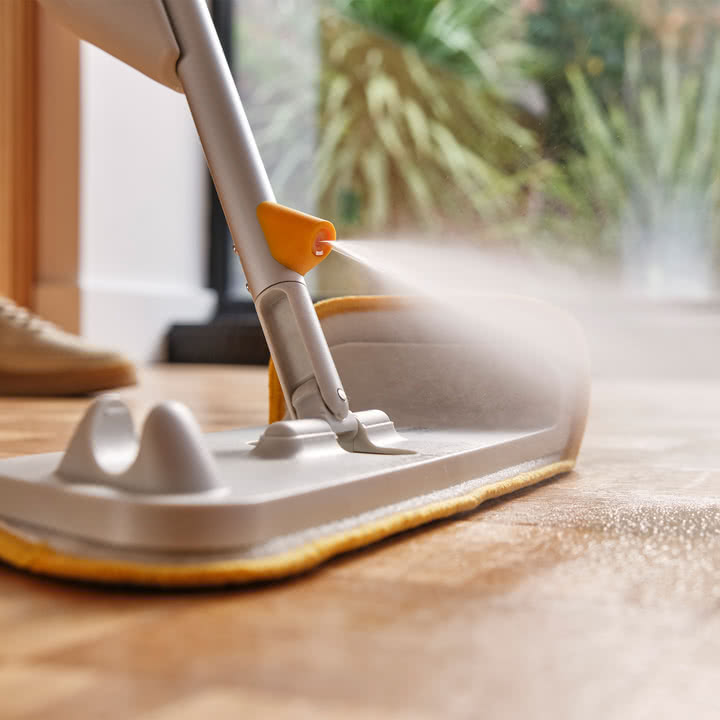 Joseph Joseph - CleanTech Sprühmop mit Scheuerschwamm, light stone