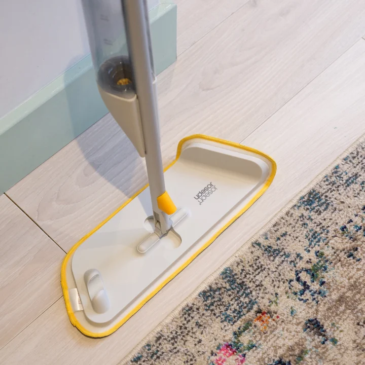 Joseph Joseph - CleanTech Sprühmop mit Scheuerschwamm, light stone