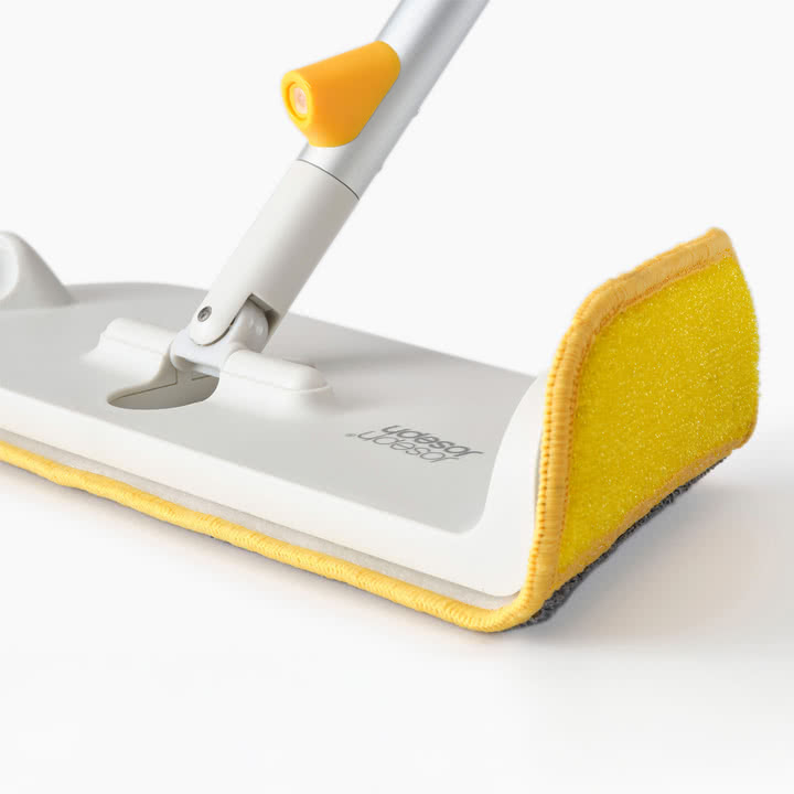 Joseph Joseph - CleanTech Sprühmop mit Scheuerschwamm, light stone