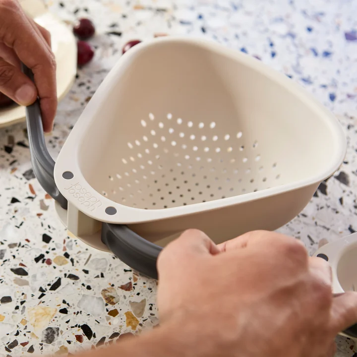 Joseph Joseph - Droplet Küchensieb mit faltbaren Griffen groß, stone