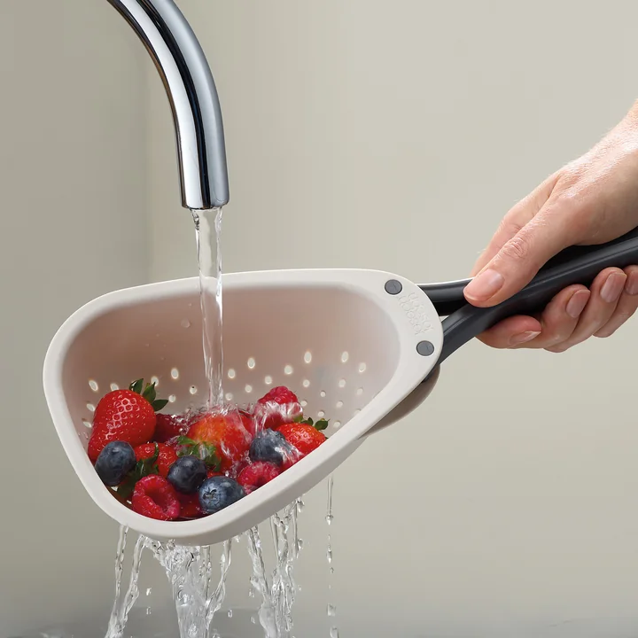 Joseph Joseph - Droplet Küchensieb mit faltbaren Griffen mini, stone
