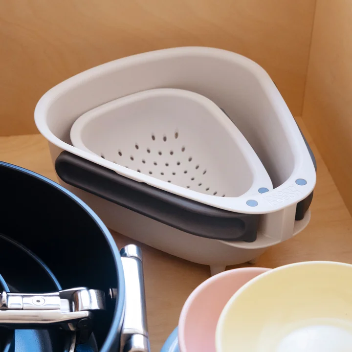 Joseph Joseph - Droplet Küchensieb mit faltbaren Griffen, stone