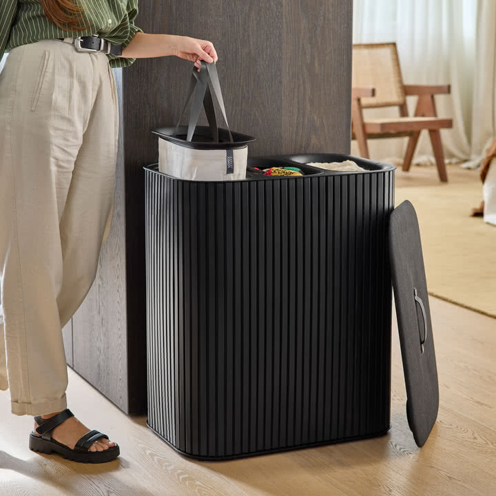 Joseph Joseph - Tota Trio Luxe Wäschetrennkorb mit drei Fächern 90 l, Bambus schwarz