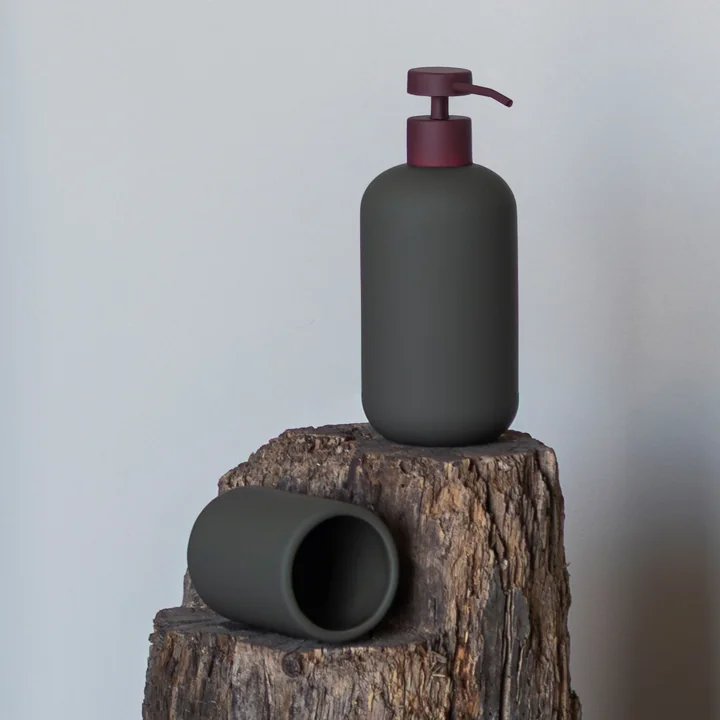 Mette Ditmer - Lotus Play Seifenspender und Zahnbürstenhalter, dunkeloliv