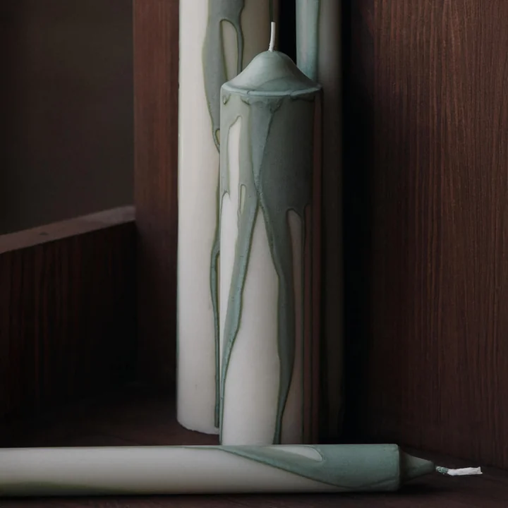 Ferm Living - Dryp Blockkerzen und Stabkerzen, teegrün / weiß