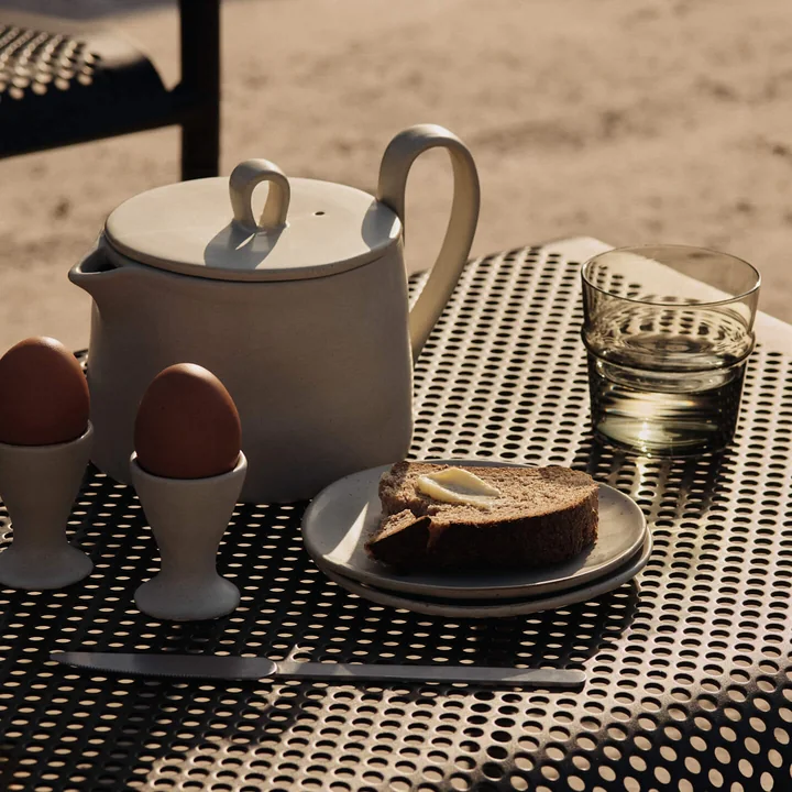 Ferm Living - Flow Teekanne, 150 cl und Eierbecher, off-white gesprenkelt