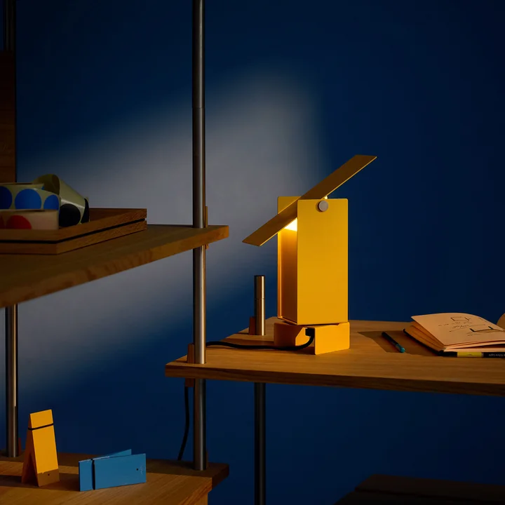 Moebe - Pivoting Tischleuchte, gelb
