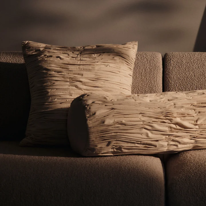 Ferm Living - Falda Smocked Kissen und Nackenrolle, natur