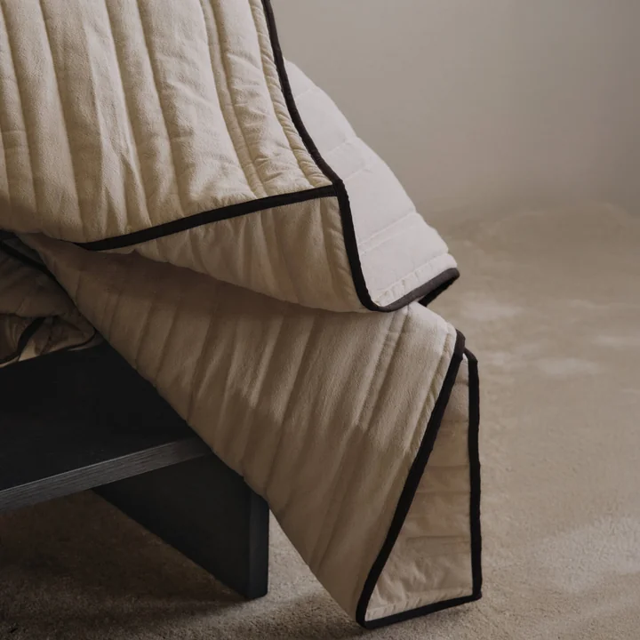 Ferm Living - Vari Tagesdecke, gesteppt, natur / dunkle schokolade