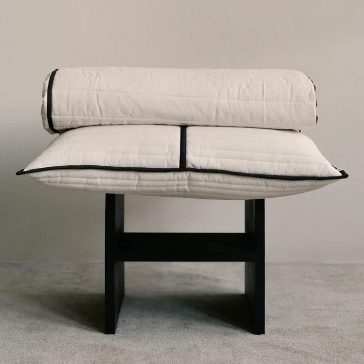 Ferm Living - Vari Tagesdecke, gesteppt und Kissen, natur / dunkle schokolade