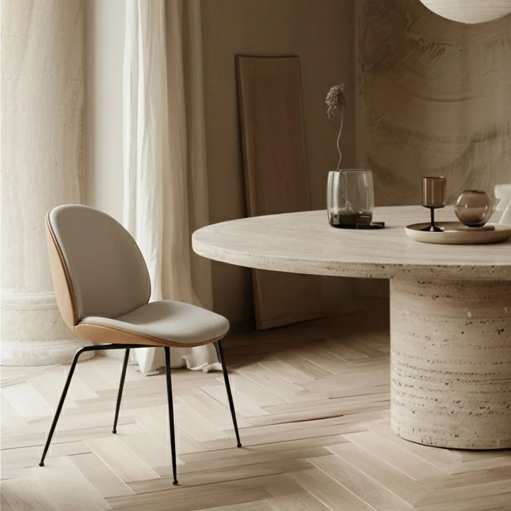 Gubi - Beetle Dining Chair Vollpolsterung (Conic Base), schwarz / Vidar (146) / Leder Valencia (Exclusive Edtion)