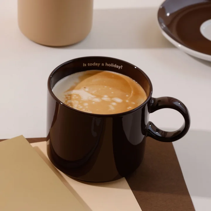 Design Letters - Nordic Jumbo Porzellan Becher, Is today a holiday? / braun