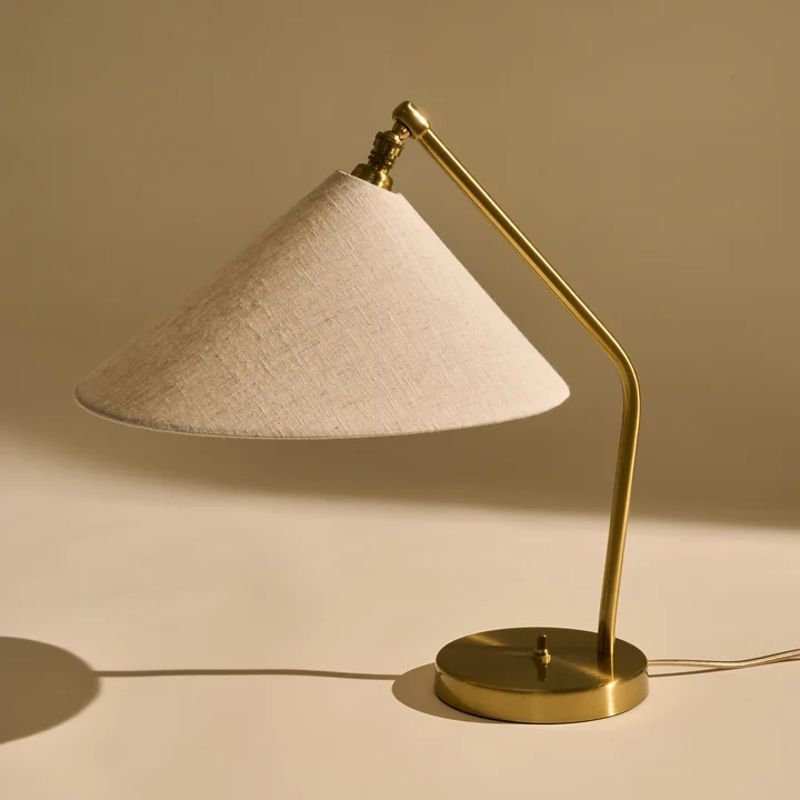 Gubi - Gräshoppa Tischleuchte, Messing glänzend / canvas