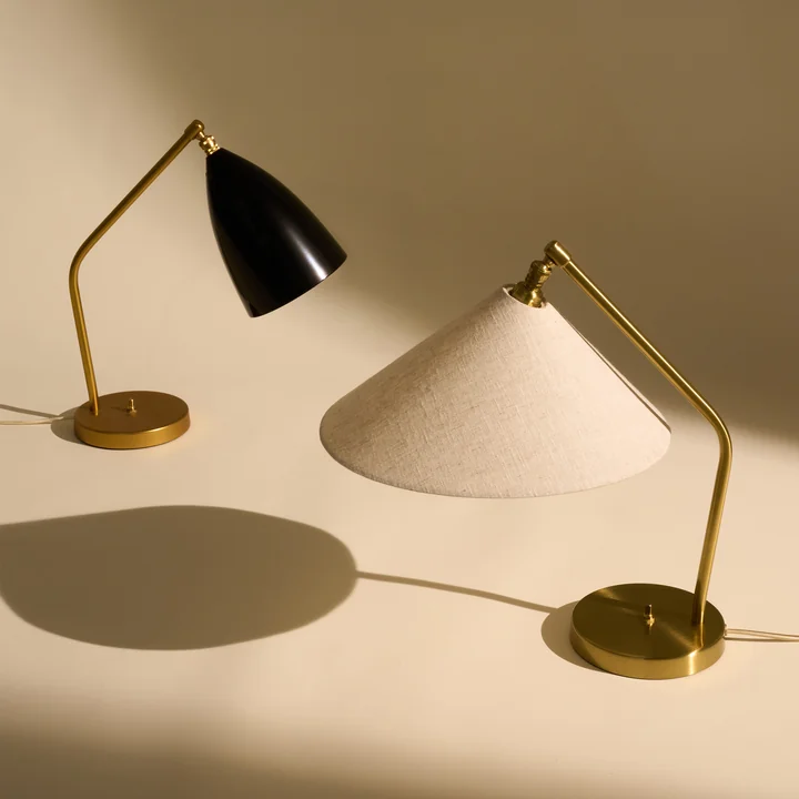 Gubi - Gräshoppa Tischleuchte, Messing glänzend / canvas