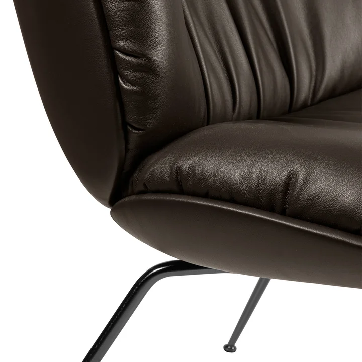 Gubi - Beetle Soft Lounge Chair, Vollpolsterung, schwarz matt / Coffee (Smooth Leder)