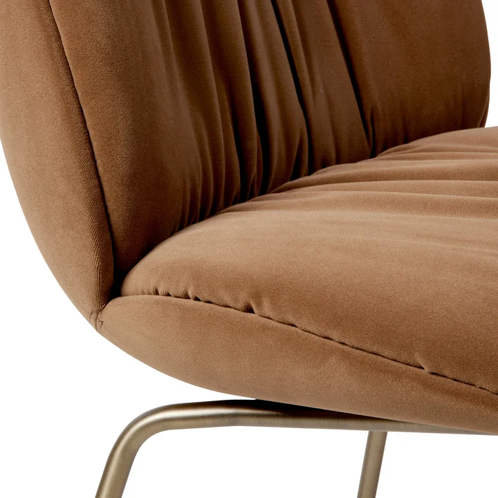 Gubi - Beetle Soft Chair, Vollpolsterung, Messing antik / Sunday (112)