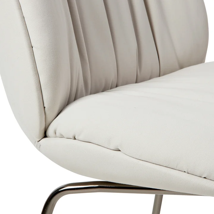 Gubi - Beetle Soft  Chair, Vollpolsterung, Chrom schwarz / Reales (001)