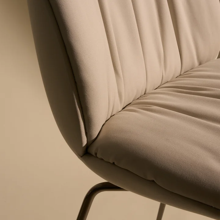 Gubi - Beetle Soft  Chair, Vollpolsterung, Chrom schwarz / Reales (001)