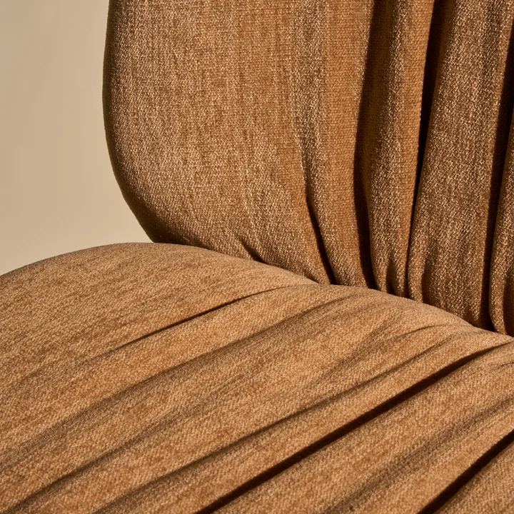 Gubi - Beetle Soft Chair, Vorne gepolstert, Chrom schwarz / Sitzschale walnuss / Belsuede Special FR Dedar (132)