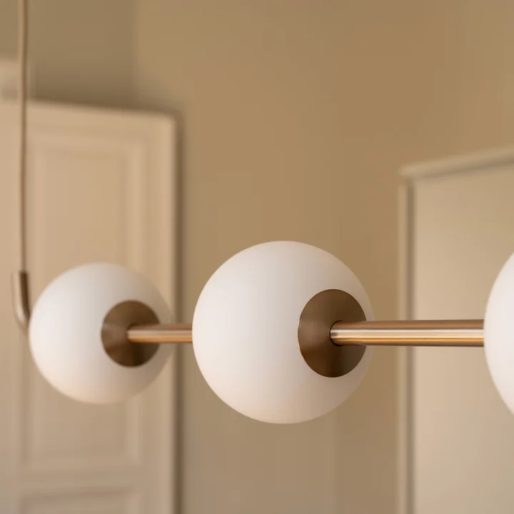 Umage - Audrey Linear LED Pendelleuchte, Messing / opal