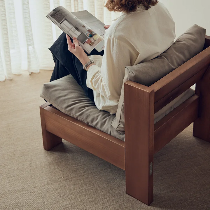 Form & Refine - Icon Loungesessel, Kiefer matt lackiert, Tiefbraun